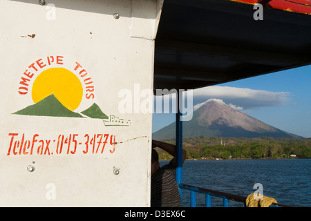 Una vista del vulcano Concepcion arrivando sul traghetto in Moyogalpa su Isla de Ometepe sul Lago di Nicaragua in Nicaragua. Foto Stock