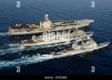 Vista aerea della portaerei USS John C. Stennis e missile cruiser USS Mobile Bay della cottura a vapore a fianco dei militari di comando Sealift fast combattere la nave appoggio USNS Bridge durante un rifornimento in mare Febbraio 16, 2013 di pattuglia nel Mare Arabico. Foto Stock