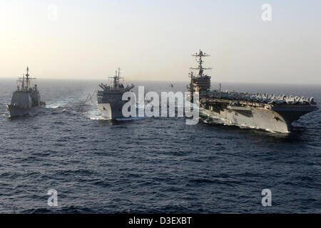 Vista aerea della portaerei USS John C. Stennis e missile cruiser USS Mobile Bay della cottura a vapore a fianco dei militari di comando Sealift fast combattere la nave appoggio USNS Bridge durante un rifornimento in mare Febbraio 16, 2013 di pattuglia nel Mare Arabico. Foto Stock