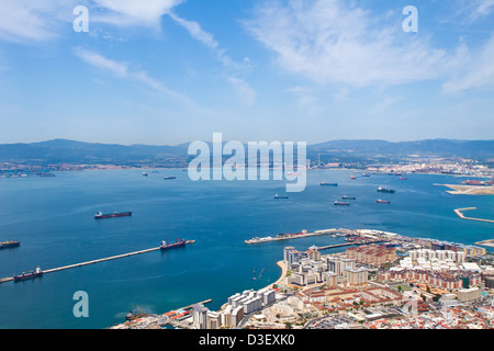 Vista di Gibilterra direttamente dalla parte superiore della roccia Foto Stock