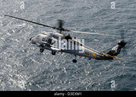 Vista aerea di un US Navy MH-60R Sea Hawk elicottero Febbraio 15, 2013 di pattuglia nel Mare Arabico. Foto Stock