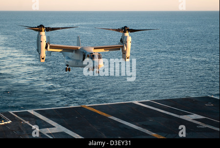 US Marine Corps MV-22 Osprey esegue touch e andare pratica sulla US Navy classe Nimitz super carrier USS Carl Vinson ponte di volo in corso Febbraio 16, 2013 nell'Oceano Pacifico. Foto Stock