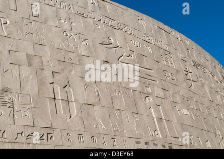 Close-up di granito grigio facciata scolpita con vari script, Bibliotheca Alexandrina (Biblioteca di Alessandria), Egitto Foto Stock