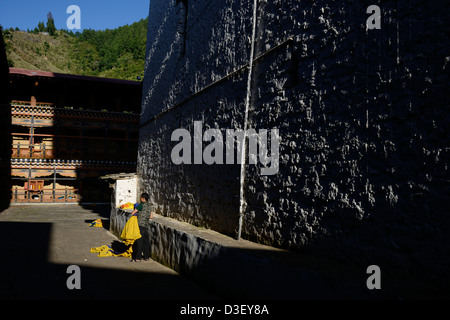 Paro Dzong,una splendida fortezza,meraviglioso stile bhutanesi di architettura in cortile,lavoratore rimozione decorazioni,36MPX,Hi-res Foto Stock