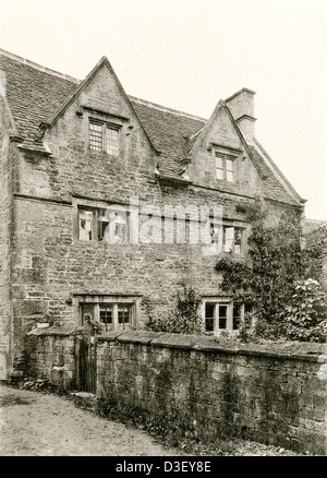 Una targa collotipata intitolata ' A House at Bourton on the Water, Glos.' scansionata ad alta risoluzione da un libro pubblicato nel 1905. Creduto esente da copyright. Foto Stock