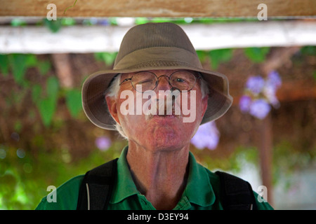 Uomo vecchio con il cappello di fumare un laminato a mano sigaro cubano in Vinales, Cuba, Caraibi Foto Stock