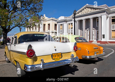 Vecchia degli anni cinquanta vintage auto americane / serbatoio Yank parcheggiato di fronte al municipio a Cienfuegos, Cuba, Caraibi Foto Stock