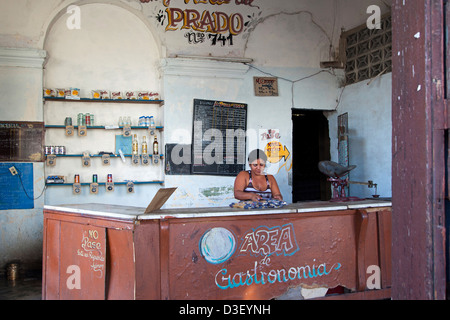 Negoziante dietro il bancone di stato cubano shop a Cienfuegos, Cuba, Caraibi Foto Stock