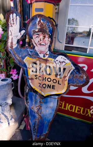 Rusty 1950 Coca-Cola poliziotto attraversamento dello stagno di protezione. Foto Stock