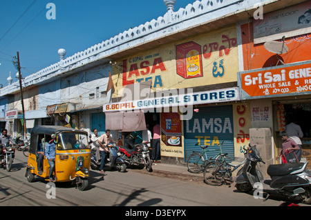 Moschea bazar e il Mercato di strada a nord del fiume Musi Hyderabad India Andhra Pradesh Foto Stock