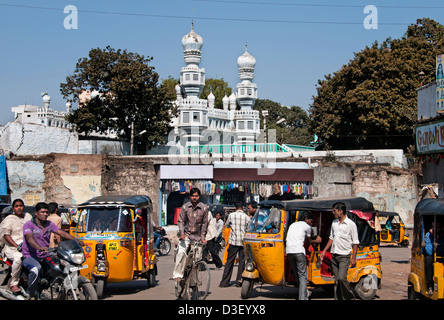 Moschea bazar e il Mercato di strada a nord del fiume Musi Hyderabad India Andhra Pradesh Foto Stock