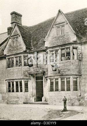 Una piastra collotipia intitolata " La Swann Inn, Lechlade, Glos.' scansionati ad alta risoluzione da un libro pubblicato nel 1905. Foto Stock