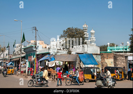 Moschea bazar e il Mercato di strada a nord del fiume Musi Hyderabad India Andhra Pradesh Foto Stock