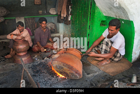 Fabbro Smith Laad Bazaar o Choodi Bazaar Charminar Hyderabad India Andhra Pradesh Foto Stock