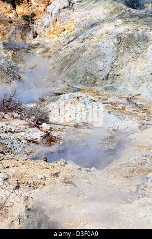 Molle di zolfo dal vulcano attivo a La Soufriere, St. Lucia Foto Stock