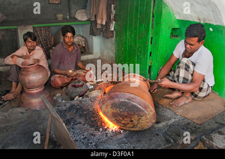 Fabbro Smith Laad Bazaar o Choodi Bazaar Charminar Hyderabad India Andhra Pradesh Foto Stock