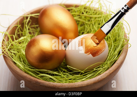 La pittura delle uova di pasqua Foto Stock