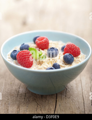 Porridge con frutti di bosco freschi Foto Stock