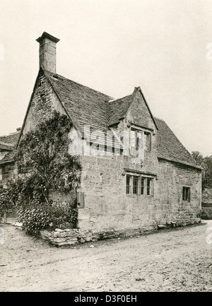 Una piastra collotipia intitolata " un cottage con abbaino a Stanton, Glos.' scansionati ad alta risoluzione da un libro pubblicato nel 1905. Foto Stock