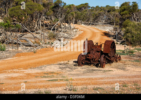 Il vecchio trattore arrugginito e il paese di strada sterrata, Dongara Australia Occidentale Foto Stock