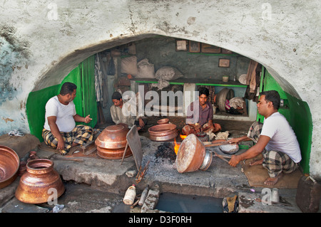 Fabbro Smith Laad Bazaar o Choodi Bazaar Charminar Hyderabad India Andhra Pradesh Foto Stock