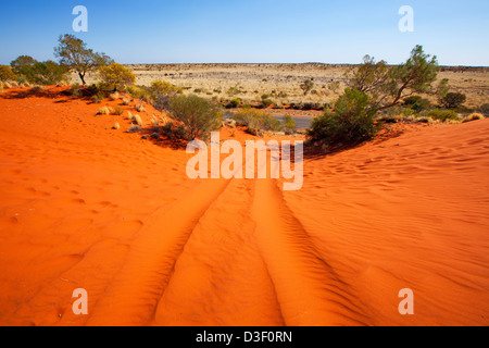 Veicolo le vie di soffice sabbia rossa in Australia centrale di Territorio del Nord Foto Stock