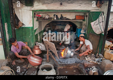 Fabbro Smith Laad Bazaar o Choodi Bazaar Charminar Hyderabad India Andhra Pradesh Foto Stock