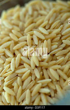 Immagine ravvicinata della pasta orzo Foto Stock