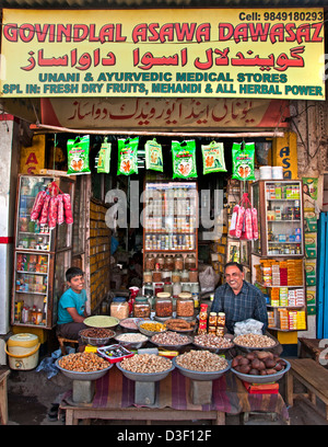 Laad Bazaar o Choodi Bazaar vecchio mercato situato intorno alla storica Charminar Hyderabad India Andhra Pradesh Foto Stock