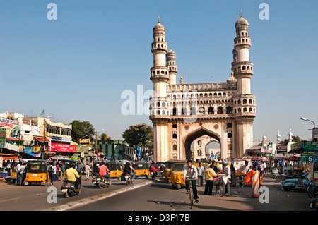 Il Charminar 1591 moschea di Hyderabad, Andhra Pradesh in India east bank di Musi nord-est si trova il Laad Bazaar Foto Stock