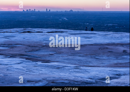 Stone Mountain View della città di Atlanta skyline al tramonto. Atlanta, Georgia, Stati Uniti d'America. (Solo uso editoriale) Foto Stock