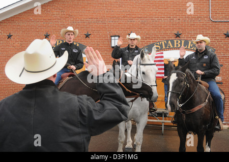 Indossare cappelli da cowboy soldati dell'Esercito USA 3° Reggimento di Fanteria, la vecchia guardia, ri-arruolamento mentre montato su cavalli dietro il cassettone fienile Febbraio 13, 2013 a base comune Myer-Henderson Hall, VA. Foto Stock