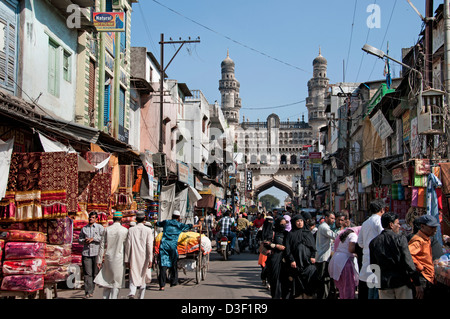 Il Charminar 1591 moschea di Hyderabad, Andhra Pradesh in India east bank di Musi nord-est si trova il Laad Bazaar Foto Stock