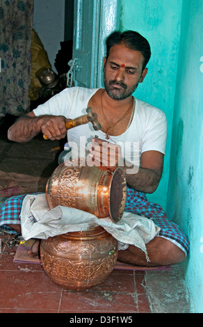 Fabbro Smith Laad Bazaar o Choodi Bazaar Charminar Hyderabad India Andhra Pradesh Foto Stock