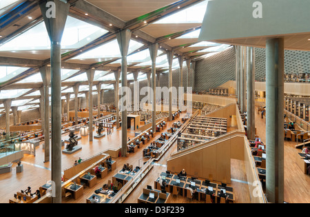 Interno della sala di lettura principale della Bibliotheca Alexandrina (Biblioteca di Alessandria), Egitto Foto Stock