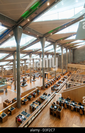 Interno della sala di lettura principale della Bibliotheca Alexandrina (Biblioteca di Alessandria), Egitto Foto Stock