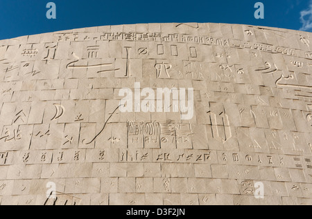 Close-up di granito grigio facciata scolpita con vari script, Bibliotheca Alexandrina (Biblioteca di Alessandria), Egitto Foto Stock