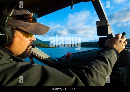 Pilota comandante DeHavilland Beaver idrovolanti sulle foreste e laghi, vicino Dillingham Alaska Foto Stock