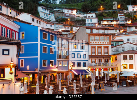 Vista notturna di Cudillero, un villaggio di pescatori nel nord della Spagna Foto Stock