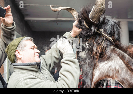 Il carnevale di Bielsa, uno dei più tradizionali di carnevale nei Pirenei, Aragona, Spagna. Foto Stock