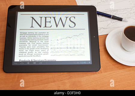 Tablet PC mostra le ultime notizie sullo schermo, che giacente sul posto di lavoro. Foto Stock