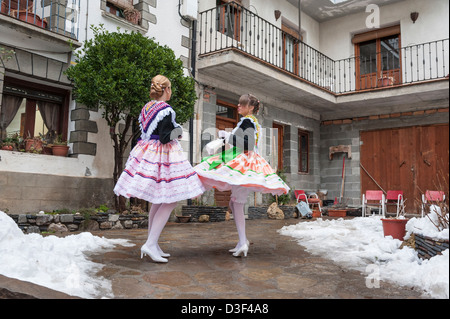 Il carnevale di Bielsa, uno dei più tradizionali di carnevale nei Pirenei, Aragona, Spagna. Foto Stock