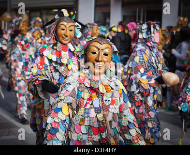 La gente vestita come giullari , prendere parte in una street parade di Konstanz, Germania Foto Stock