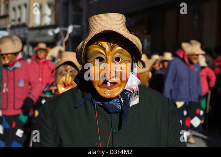 La gente vestita come giullari , prendere parte in una sfilata in Konstanz, Germania Foto Stock