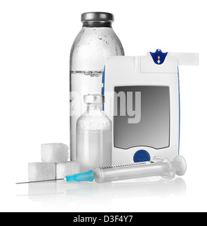 Zucchero di insulina e glucomete isolati su sfondo bianco Foto Stock
