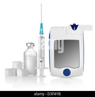 Zucchero di insulina e il glucometro isolati su sfondo bianco Foto Stock