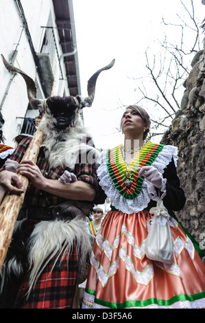 Il carnevale di Bielsa, uno dei più tradizionali di carnevale nei Pirenei, Aragona, Spagna. Foto Stock