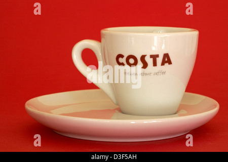 Costa italiano circa il caffè caffè cup su sfondo rosso Foto Stock