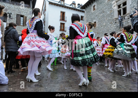 Il carnevale di Bielsa, uno dei più tradizionali di carnevale nei Pirenei, Aragona, Spagna. Foto Stock