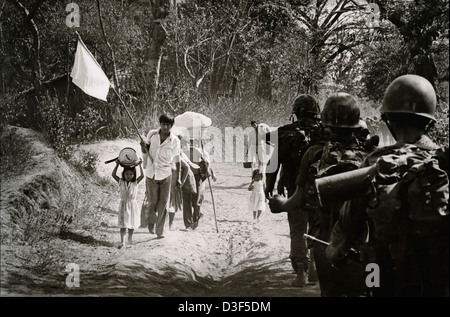 USULATAN, EL SALVADOR, Marzo 1982: persone portano bandiere bianche che lasciano le loro case per la prima volta i combattimenti tra esercito e guerriglia nel Usulatan. Foto Stock